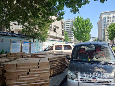 鄭州房地產開發亂象 人行道變身停車場料場，路口人車混行擁堵頻發